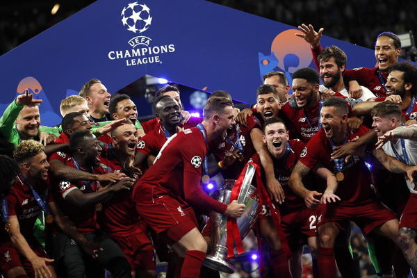 NEKI SU I MOKRILI U NJEGA: Pogledajte šta kapiten Liverpula radi sa trofejem Lige šampiona!