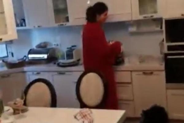 KAKO ZAISTA IZGLEDA JEDNO JUTRO U KUĆI RAŽNATOVIĆA: Snajka u bademantilu sprema kafu, a ostali?