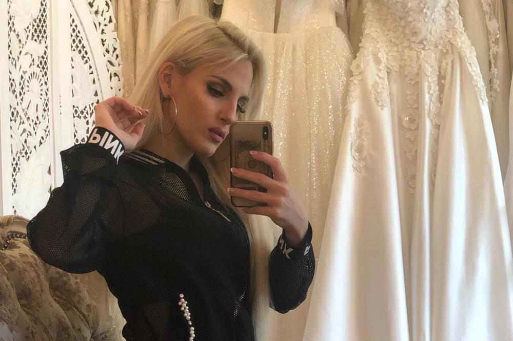 NAPADALI SU JE DA JE SE OTAC ODREKAO! Sara prvi put progovorila o svom ocu i njihovom ODNOSU