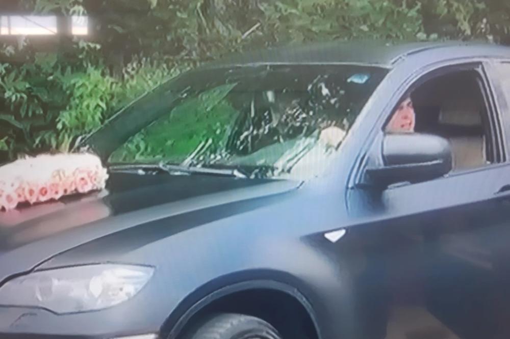 1.000 EVRA PLATIO JEDNU PESMU, BACAO NOVČANICE OD PO 500 EVRA: Na Lolinoj svadbi muzika zaradila 10.000 evra!