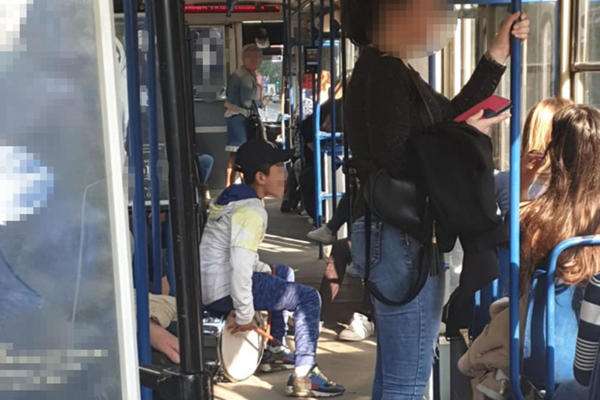 HAOS U BEOGRADSKOM TRAMVAJU BROJ 6: Ono što su ova dva dečaka uradila je sve ostavilo BEZ TEKSTA! (VIDEO)