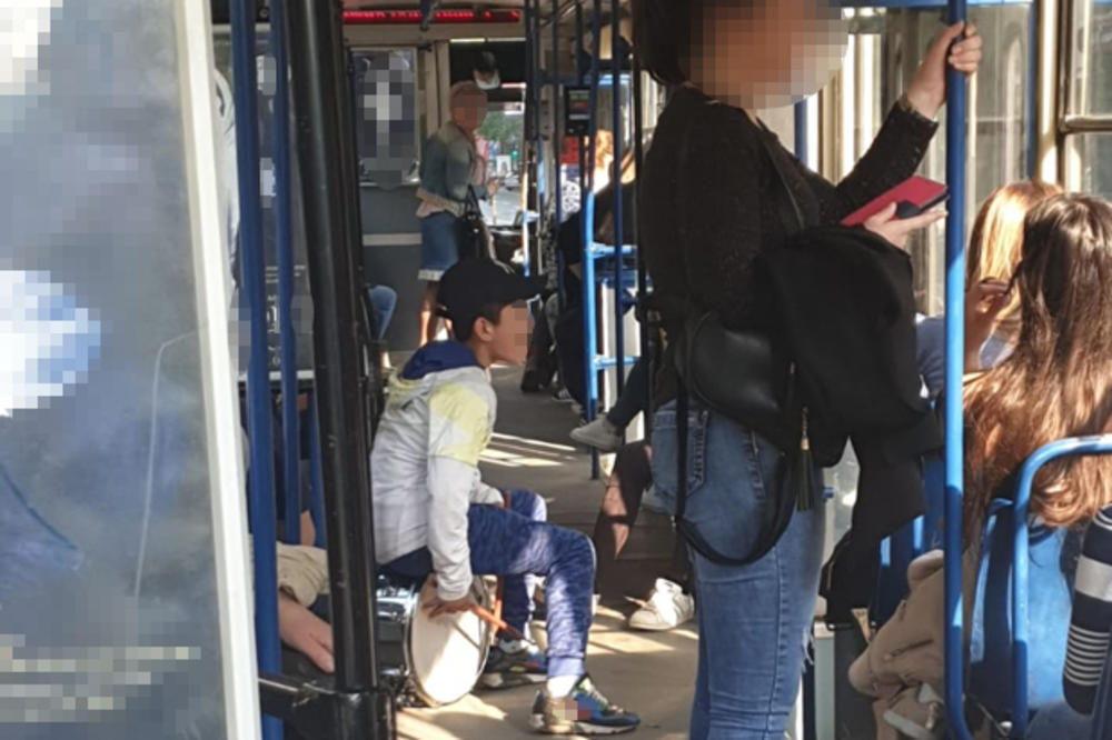 HAOS U BEOGRADSKOM TRAMVAJU BROJ 6: Ono što su ova dva dečaka uradila je sve ostavilo BEZ TEKSTA! (VIDEO)