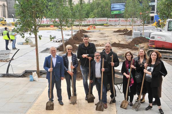 TRG REPUBLIKE ĆE DA SE ZELENI! Vesić sa poznatim ličnostima na Trgu zasadio 12 stabala
