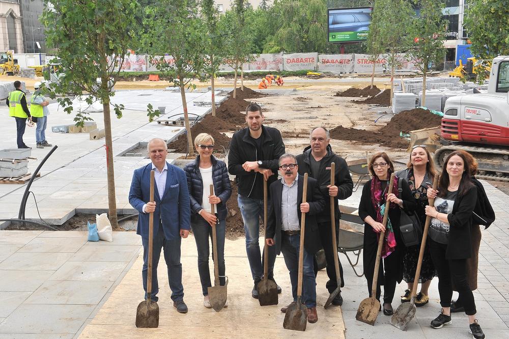 TRG REPUBLIKE ĆE DA SE ZELENI! Vesić sa poznatim ličnostima na Trgu zasadio 12 stabala