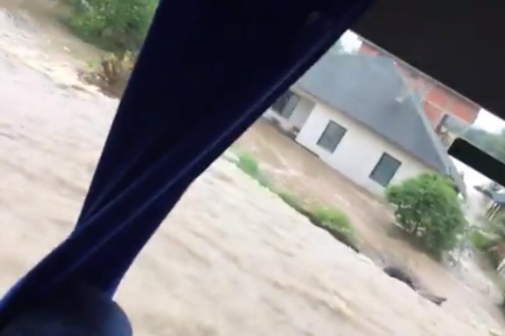 PONAVLJA SE SCENARIO KOG SMO SE PLAŠILI! Voda u talasima poplavljuje kuće u Kraljevu, OD OVOGA DUŠA BOLI (VIDEO)