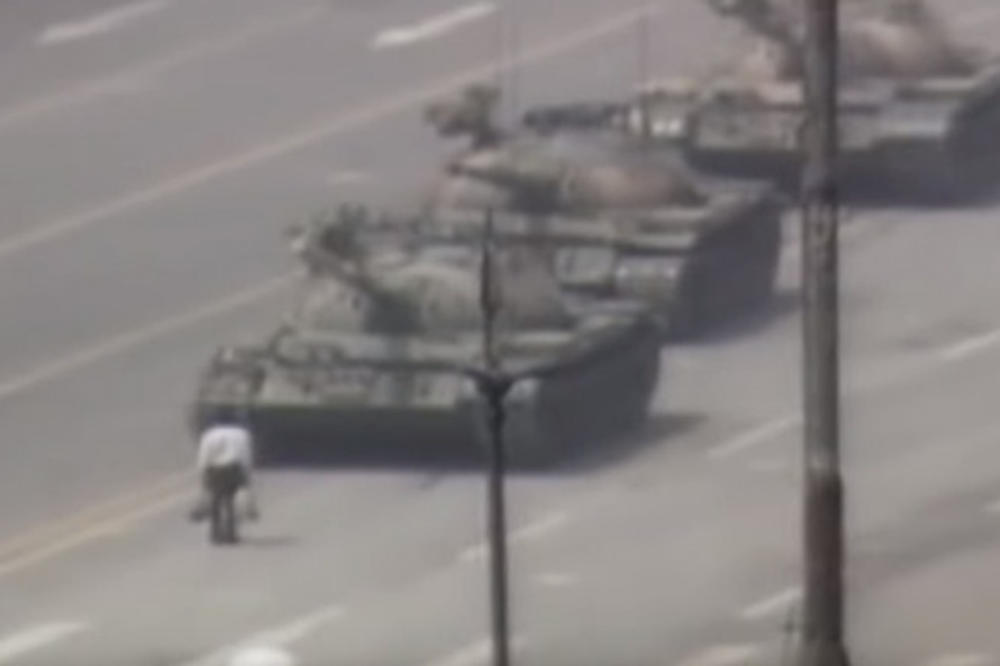 SIMBOL PRKOSA I OTPORA: Stao je ispred TENKA na trgu Tjenanmen i ušao u ISTORIJU - ko je bio ovaj hrabri Kinez?