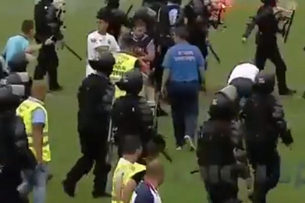 MASKIRANI HULIGANI UMALO DA LINČUJU FUDBALERE: Uleteli u teren pa poskidali igrače koji nisu uspeli da pobegnu!