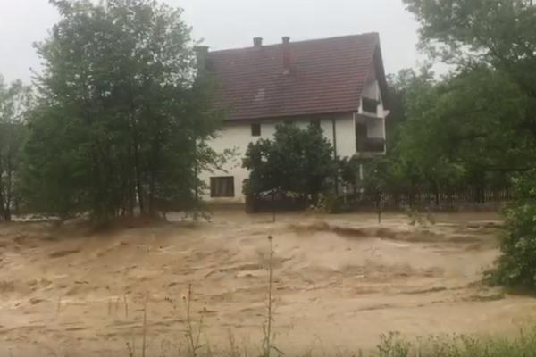 U LUČANIMA JE UŽAS! Sela su pod vodom, kritično je, A NISU USPELI SVE LJUDE DA EVAKUIŠU! (VIDEO)