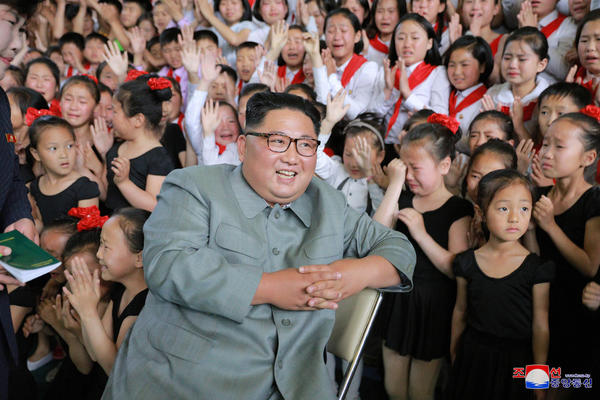 DOK SE KIM SMEJAO, DESETINE DEVOJČICA OKO NJEGA SU PLAKALE! Ovaj neobični prizor iz Severne Koreje je obišao svet