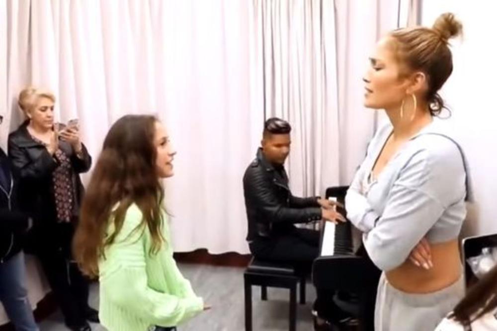 ĆERKA DŽENIFER LOPEZ POKIDALA DRUŠTVENE MREŽE: Otpevala veliki HIT, a rekacija njene majke će vas RASPLAKATI