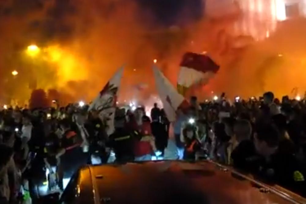 VEČE KADA JE SEVILJA PLAKALA: 10.000 navijača ispratilo kovčeg poginulog Rejesa uz neviđenu bakljadu!