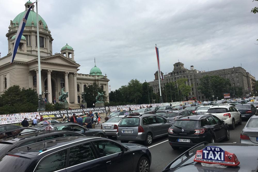TAKSISTI VEĆ 5 SATI DRŽE CENTAR U BLOKADI! Od Glavne pošte do Trga republike SVE STOJI