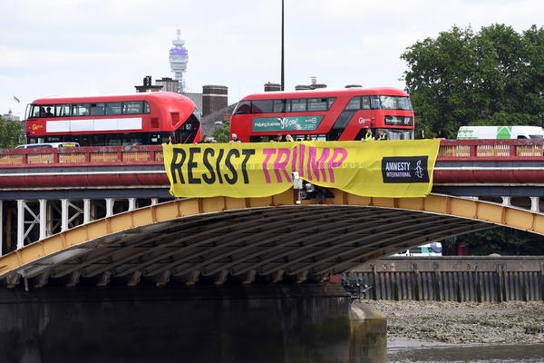 TRAMPA U LONDONU DOČEKALI PROTESTI! Demontranti se skupili ispred ambasade SAD sa JAKIM PORUKAMA