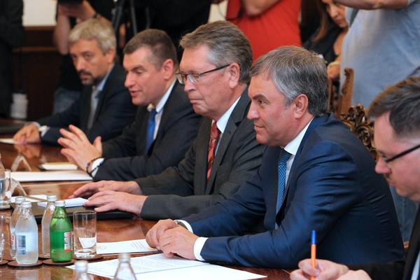 ALBANCI DRHTE POSLE PORUKE KOJU JE PUTIN POSLAO SRBIJI: Svi poslanici su ustali i APLAUDIRALI!