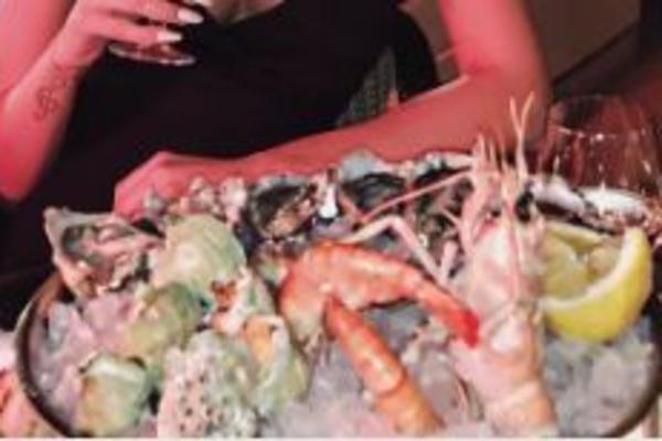 BILA JE SA VRANJEŠOM, A SADA KRIJE S KIM JE: Isplivali svi detalji provoda pevačice i njenog dečka u GRADU LJUBAVI