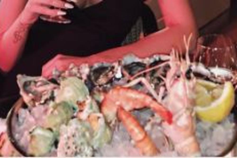 BILA JE SA VRANJEŠOM, A SADA KRIJE S KIM JE: Isplivali svi detalji provoda pevačice i njenog dečka u GRADU LJUBAVI