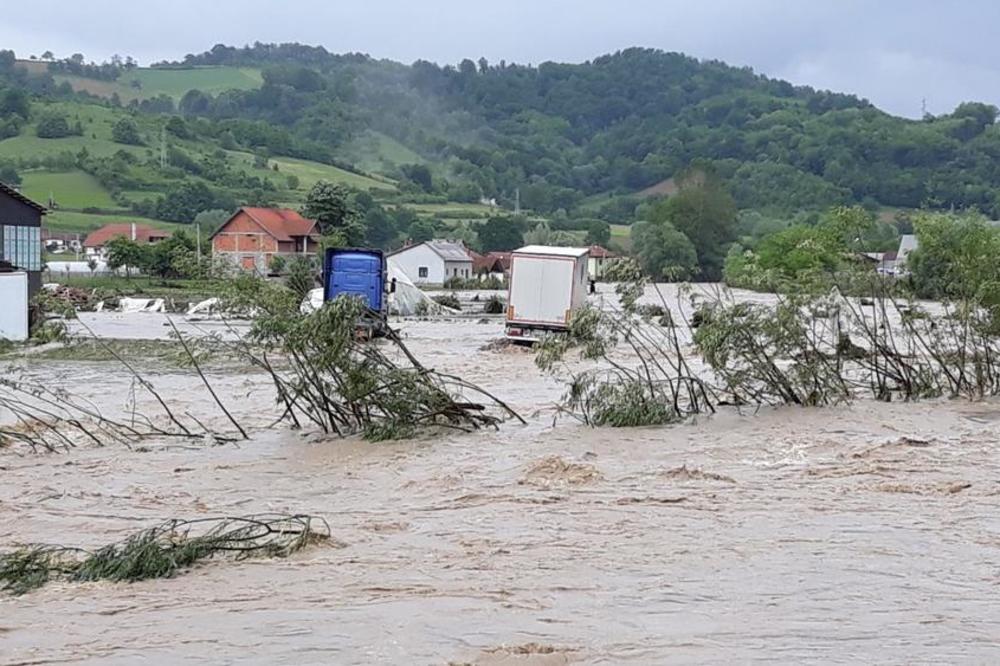 LJUDI, SKLANJAJTE DECU SA MOSTOVA! Padavine nam DAVE SRBIJU, ova mesta su NAJUGROŽENIJA! (FOTO)