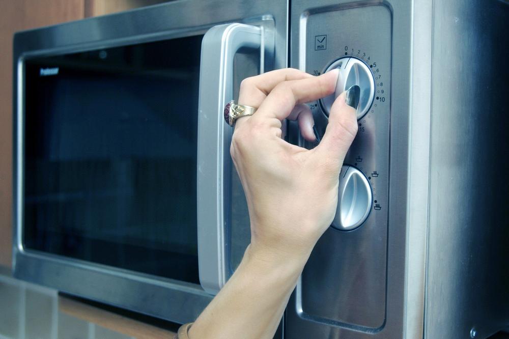 NEĆETE VEROVATI: Ubacila je sunđer u MIKROTALASNU i desilo se ČUDO, OVO MORATE DA VIDITE