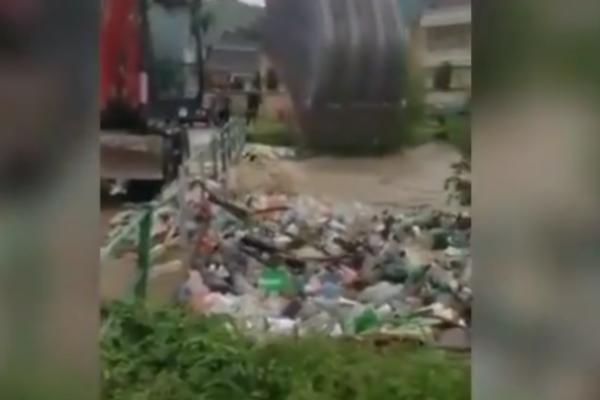 SAMI SMO KRIVI ZA SVE ŠTO NAM SE DEŠAVA! Dobro pogledajte kako su Srbi sami poplavili SVOJA SELA (VIDEO)