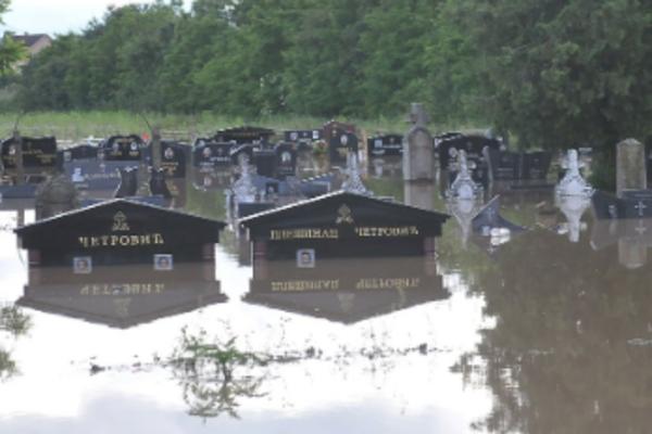 NAJTUŽNIJA SLIKA IZ KRALJEVA NAKON POPLAVA: Groblje je pod vodom, ostala je samo pustoš! (FOTO)