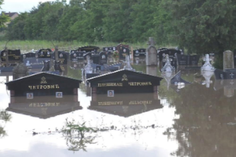 NAJTUŽNIJA SLIKA IZ KRALJEVA NAKON POPLAVA: Groblje je pod vodom, ostala je samo pustoš! (FOTO)