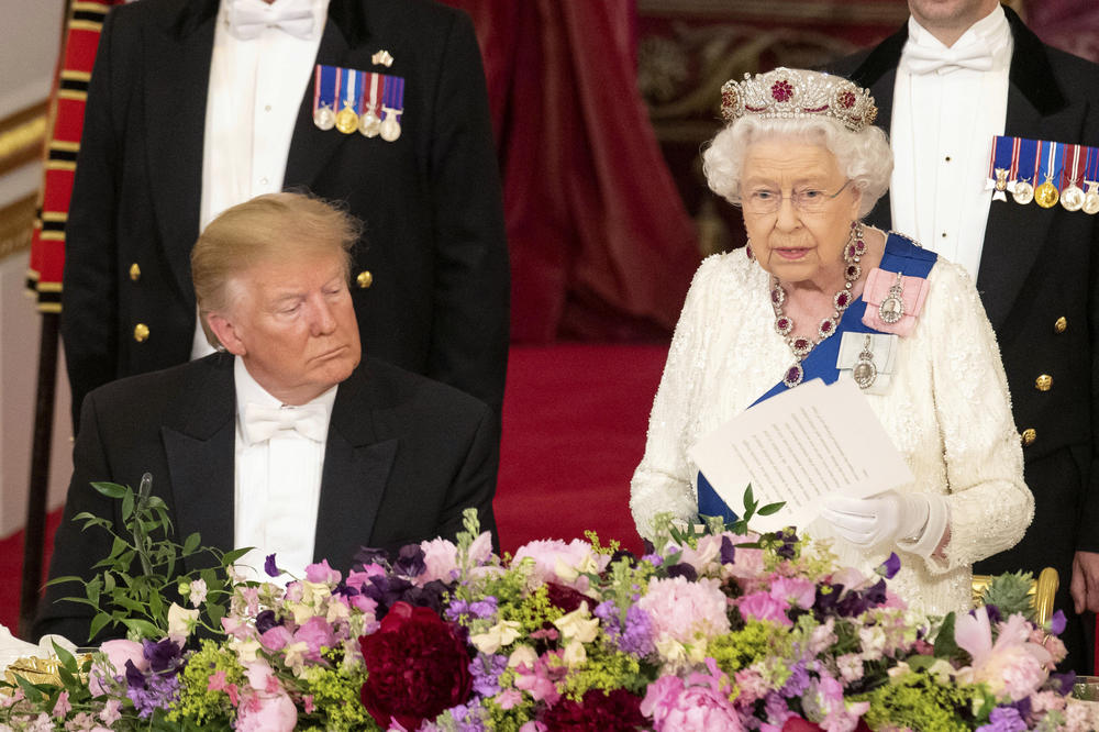 TRAMPU POSLUŽILI VINO OD 1.600 EVRA, ON ODBIO DA POPIJE! Osim kraljice, i Tereza Mej mu je spremila BAHATI POKLON