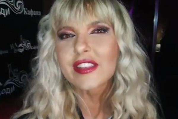 JAMI PRE PLASTIČNIH OPERACIJA IMALA KRATKU I CRNU KOSU: Na staroj fotografiji NEĆETE je prepoznati!