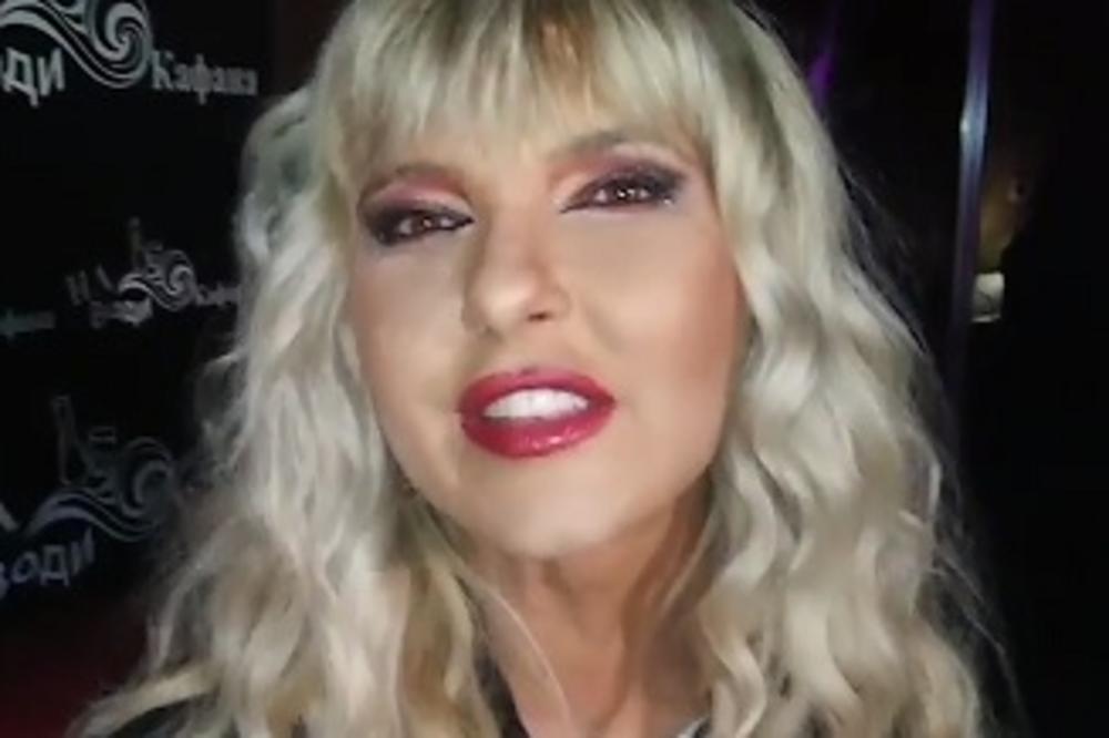 JAMI PRE PLASTIČNIH OPERACIJA IMALA KRATKU I CRNU KOSU: Na staroj fotografiji NEĆETE je prepoznati!