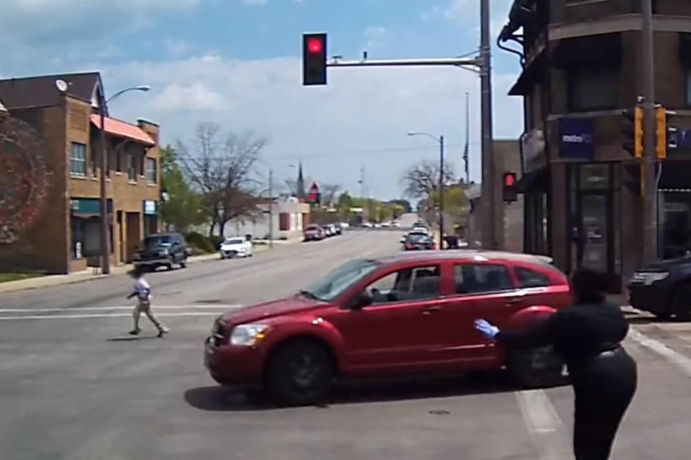 RIZIKOVALA ŽIVOT DA SPASI DEČAKA! Ugledala ga na raskrsnici, a onda izvela PODVIG kojem se svi dive (VIDEO)