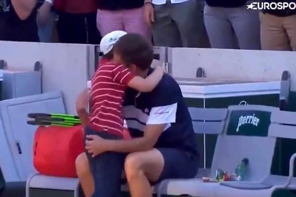 TENIS OVO NIJE VIDEO: Sin nije mogao da gleda oca kako plače posle poraza, pa je utrčao na teren i oduševio sve!