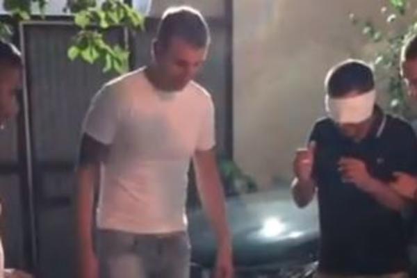 EVO KAKO ŠIJAN MAFIJA PO SURČINU: Pogledajte šta Mirko radi sa još trojicom drugara! Vezali dečku oči i ... (VIDEO)