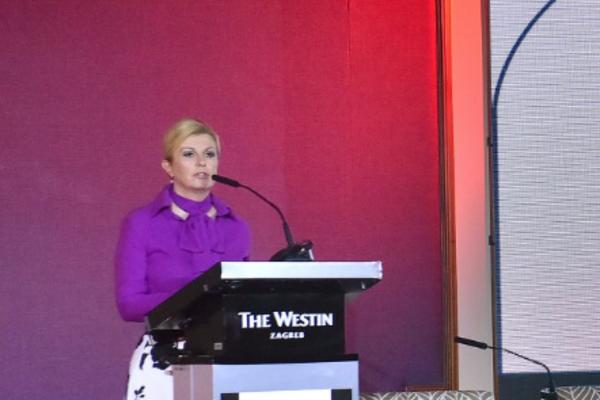 KOLINDIN STAJLING IZAZVAO LAVINU KOMENTARA U SVETU! Da li se ovako oblači jedna predsednica? (FOTO)