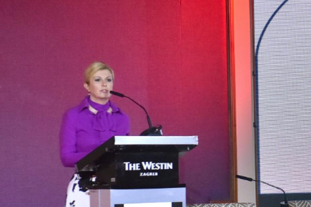 KOLINDIN STAJLING IZAZVAO LAVINU KOMENTARA U SVETU! Da li se ovako oblači jedna predsednica? (FOTO)