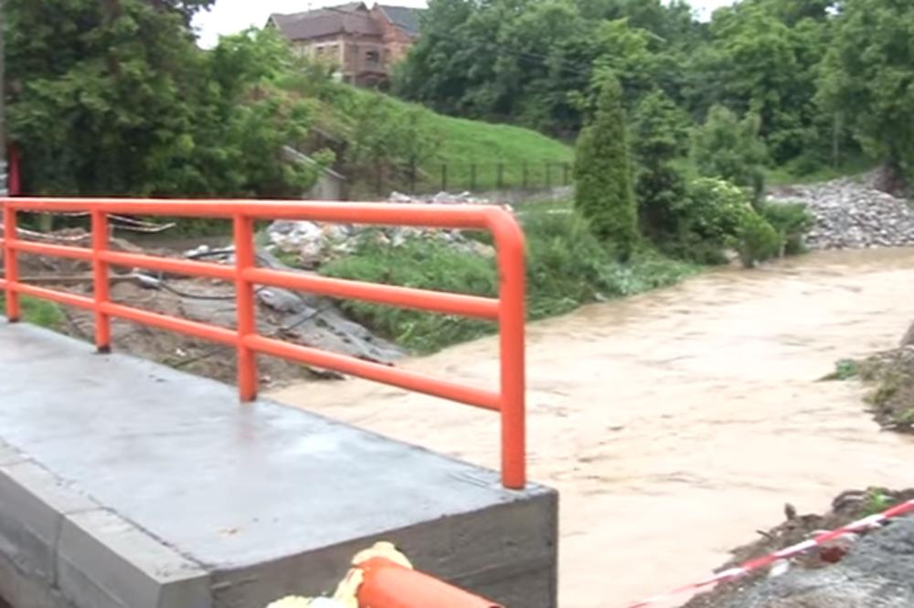 U OPŠTINI SVILAJNAC VANREDNO STANJE: Poplavljena sela, izlizlili se bujični vodotokovi! (VIDEO)