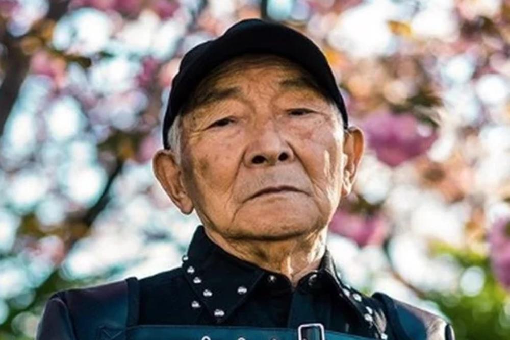 DEKA (84) JE INSTAGRAM ZVEZDA! Dopustio unuku da ga oblači i izdominirao! Prati ga preko 67 hiljada ljudi! (FOTO)