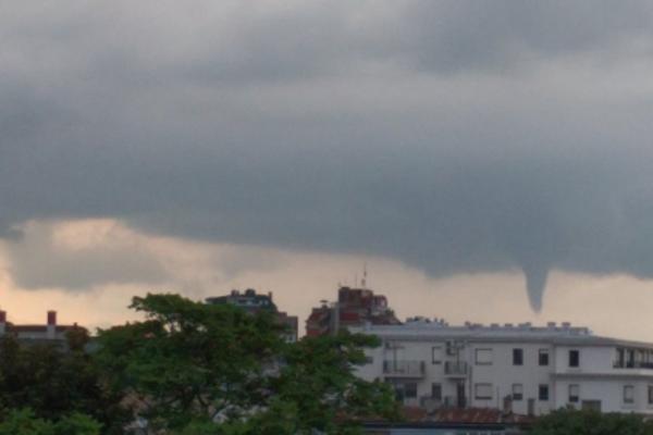 NOVOBEOGRAĐANI UGLEDALI ČUDAN PRIZOR NA NEBU: Nije tornado, a ni pijavica (FOTO)
