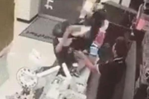 SUMANUTA SCENA U KAFIĆU: Gošća se popela na šank, pa mokrila u čašu, da bi pokazala da joj se kafa ne sviđa?!