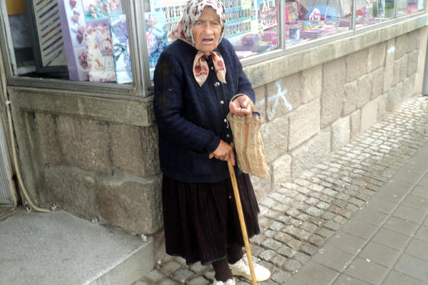 BAKA RUŽA (91) NEMA NI ZA HLEB! Jede travke koje nabere ispred kuće, VRANJEM LUTA U TUĐIM PATIKAMA (FOTO)