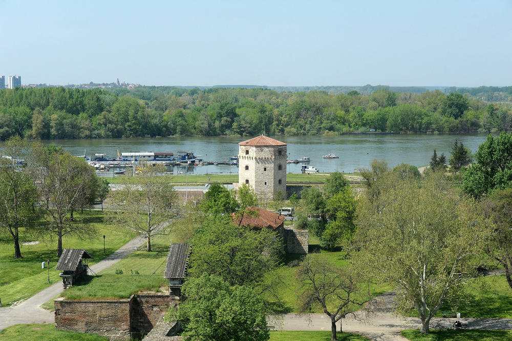 KOD KULE NEBOJŠE ZABORAVITE NA PARKING!  Tamo je kritično, REKA PRETI DA JE POPLAVI