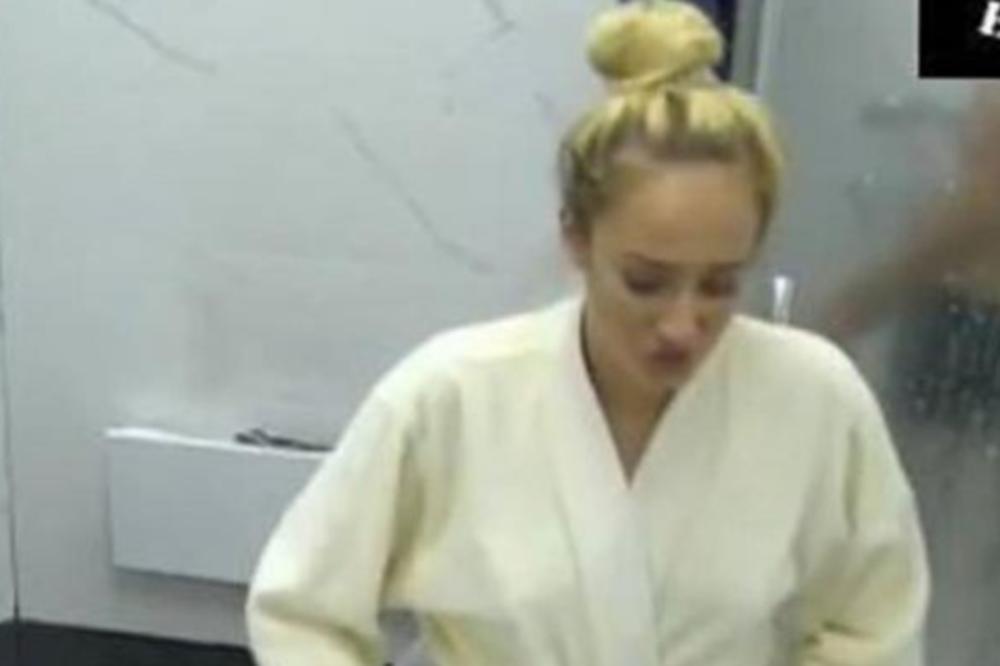 LUNA ŠTA JE SA TOBOM? ALI OZBILJNO? Dok se Marko kupao, ona opet mirisala svoje GAĆE