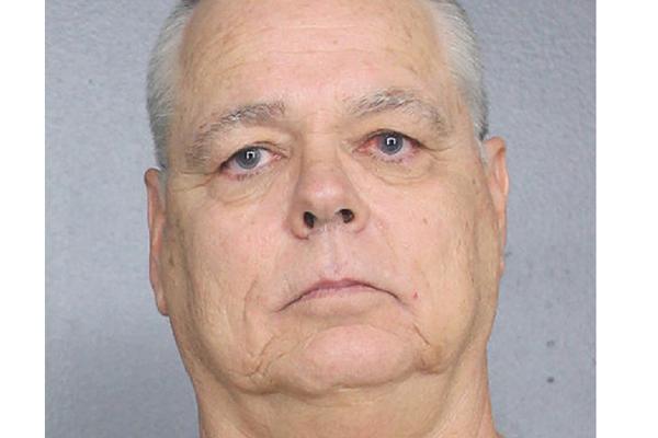 DOK SU DECA UMIRALA, ON JE STAJAO ISPRED I PLAŠIO SE DA UĐE! Čuo je PUCNJAVU, a nije preduzeo BAŠ NIŠTA (VIDEO)