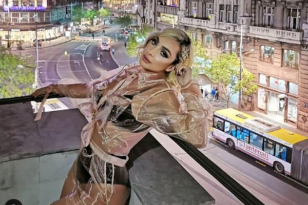 RAZROKA MAYA BEROVIĆ? Možda bi majstor trebao malo da je NIVELIŠE, luta ti ... BEBO