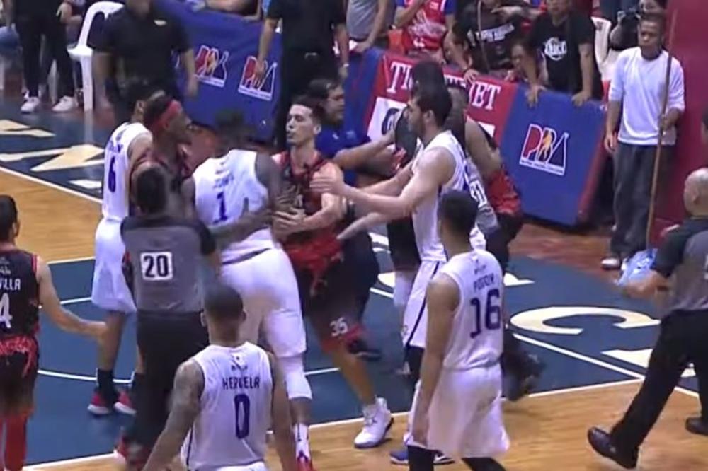 BIVŠI IGRAČ HJUSTONA DIVLJAO NA UTAKMICI: Udario rivala u međunožje, ovaj mu uzvratio nokautom!