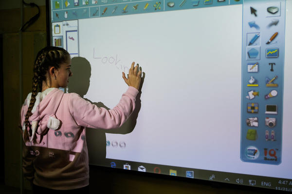 Telekom Srbija poklanja 20 računarskih kabineta osnovcima širom Srbije