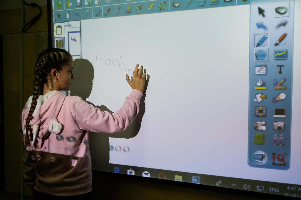 Telekom Srbija poklanja 20 računarskih kabineta osnovcima širom Srbije