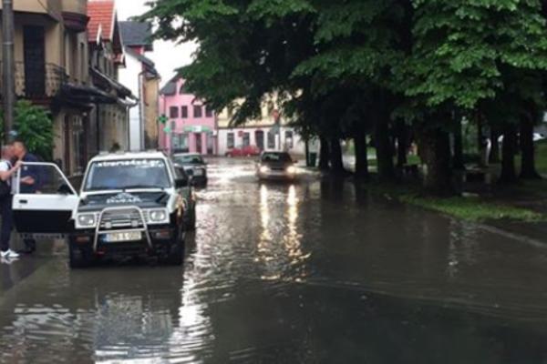 HAOS U REPUBLICI SRPSKOJ! NEVREME POHARALO ZEMLJU: Jaka kiša praćena gradom pogodila više gradova!