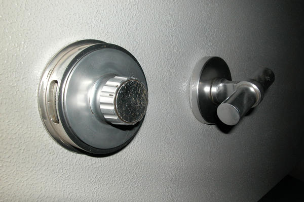 PRODAO JE STARI SEF JER JE MISLIO DA U NJEMU NEMA NIŠTA: Čovek koji ga je OTKUPIO zanemeo je kada ga je OTVORIO