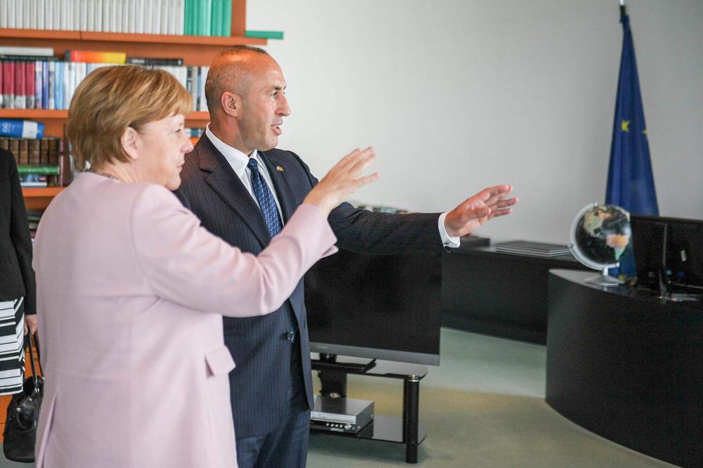 ANGELA MERKEL I HARADINAJ CRTAJU NOVE GRANICE KOSOVA! Procurela JEZIVA FOTOGRAFIJA sa sastanka u Berlinu
