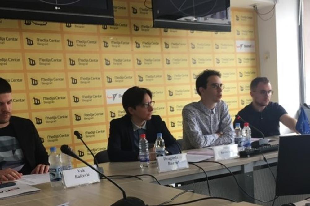 ČOVEK KOJI VREĐA GEJEVE STOJI UZ PREDSEDNIKA, ISTO TO RADI I GOVORNIK PROTESTA OPOZICIJE! Ovaj izveštaj zabrinjava!