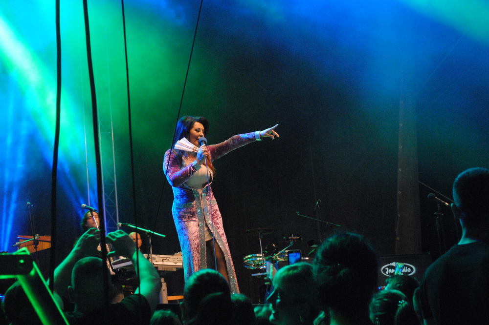 NAŠ PROSLAVLJENI FUDBALER lumpovao na koncertu Dragane Mirković! (FOTO)